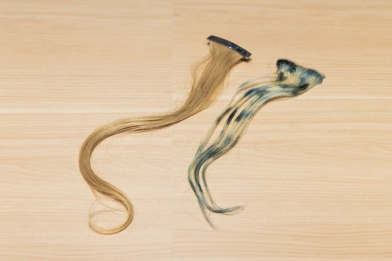 左から「エムエム6 メゾン マルジェラ」のヘアバレッタ、河野富広のウィッグ