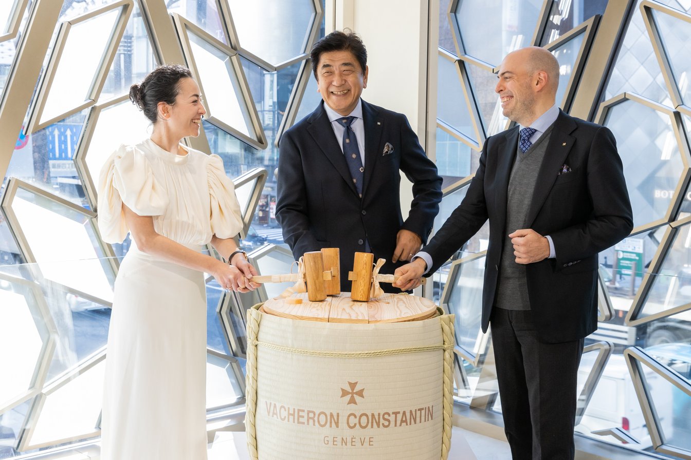 オープニングの鏡開き(左から)美波、佐渡裕、ヴァンサン・グジェ(ヴァシュロン・コンスタンタン ジャパン マネージングディレクター)