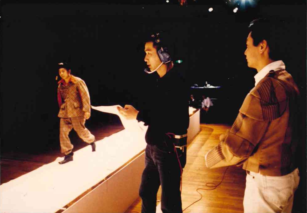 1989年頃、「ヴィヴィアン・ウエストウッド」のショーでリハーサルをチェックする若槻善雄