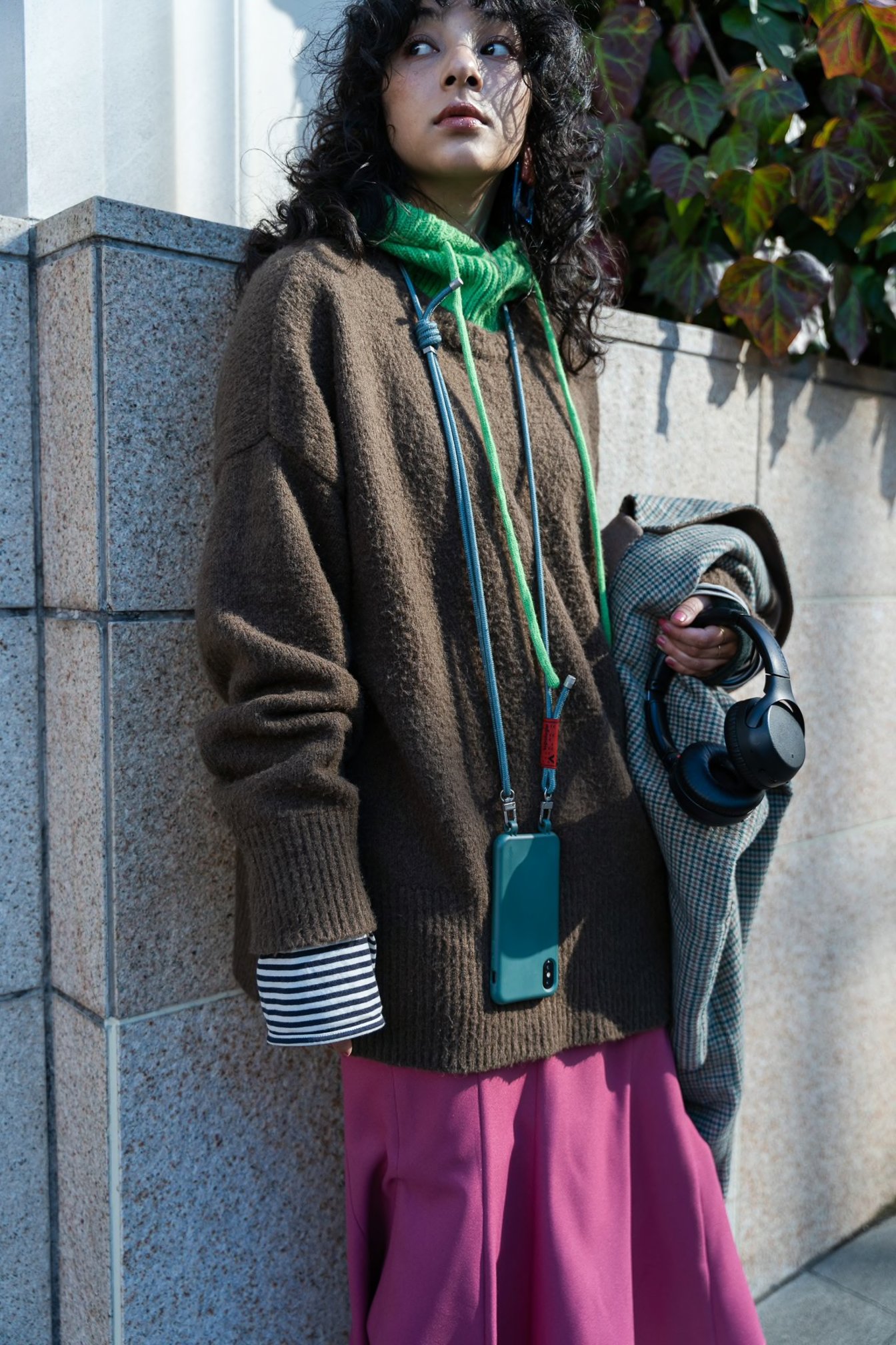 スマホ用ネックストラップを用いたコーデ