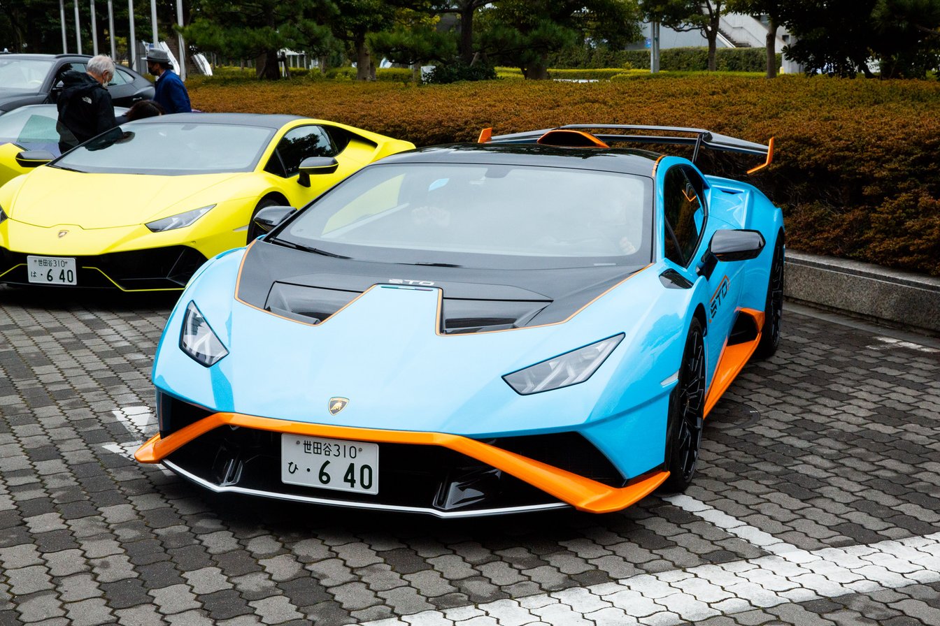 水色にオレンジのラインが入ったランボルギーニ「ウラカン」