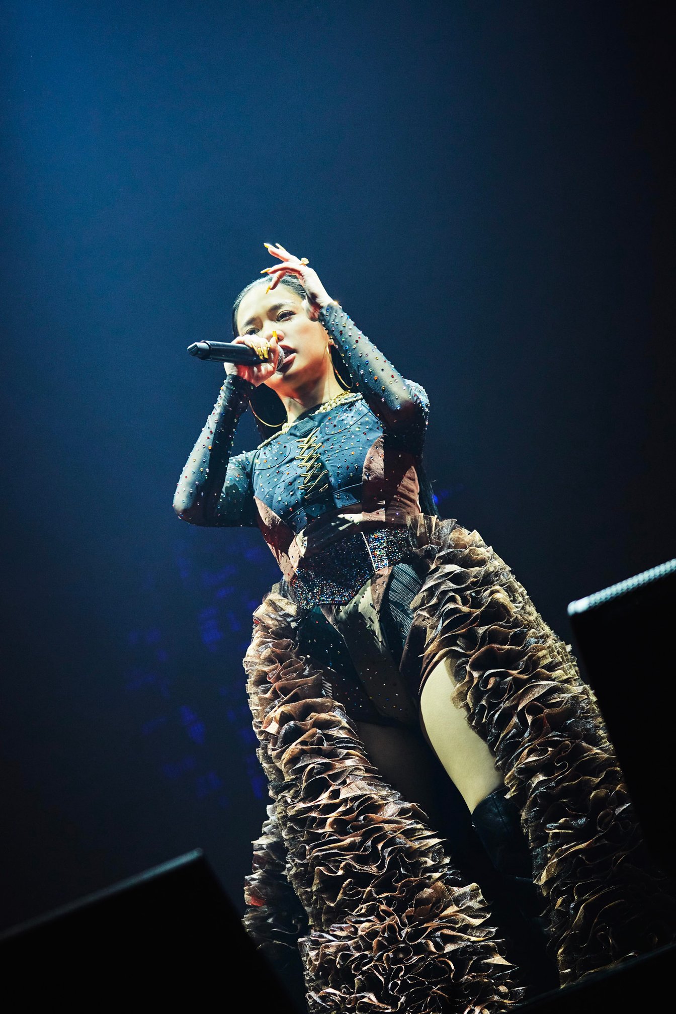 トモ コイズミの衣装