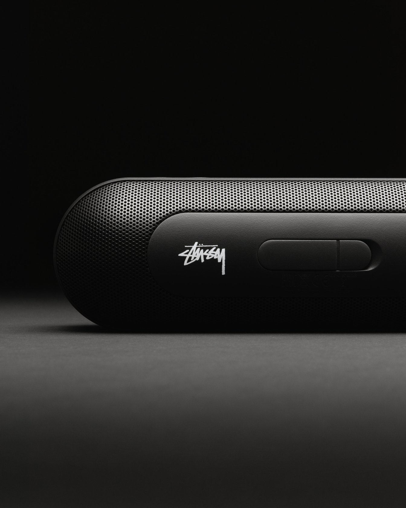 Stussy Bluetooth Speaker ワイヤレス スピーカー ビーツ×ステューシー、ロゴとスカルパターンをあしらった