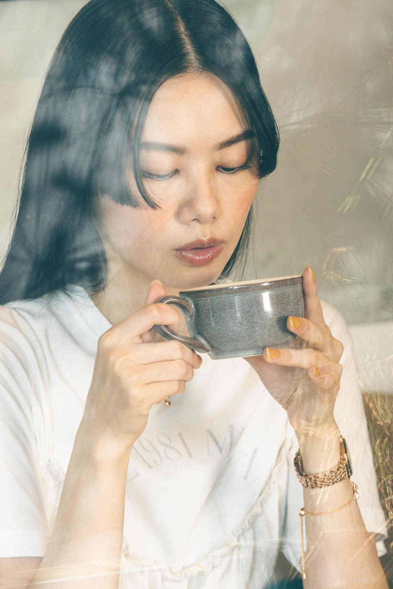 コーヒーを片手にリラックスするモデル