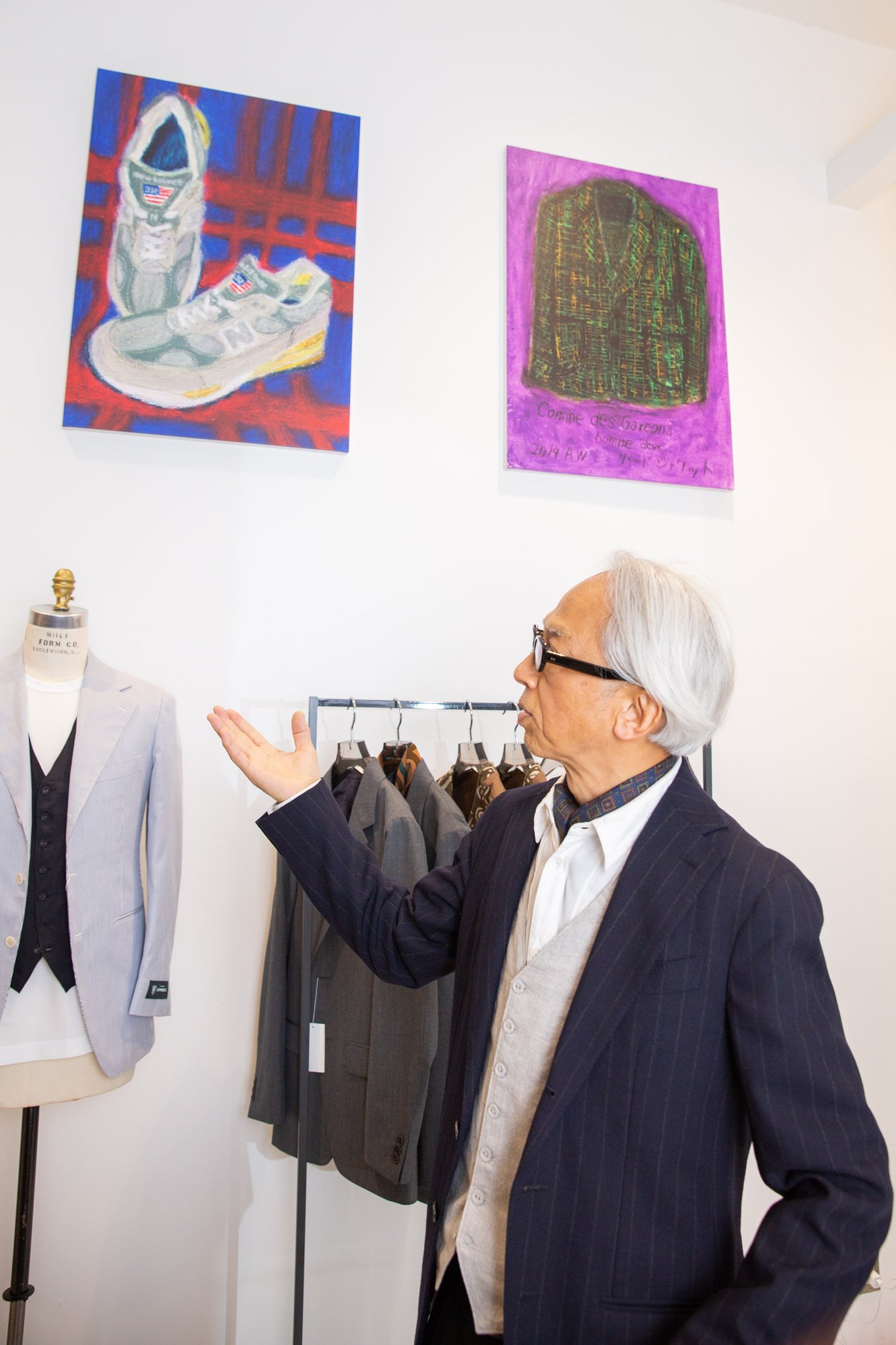 自由な背広で展示している馬渕岳大氏のドローイング作品