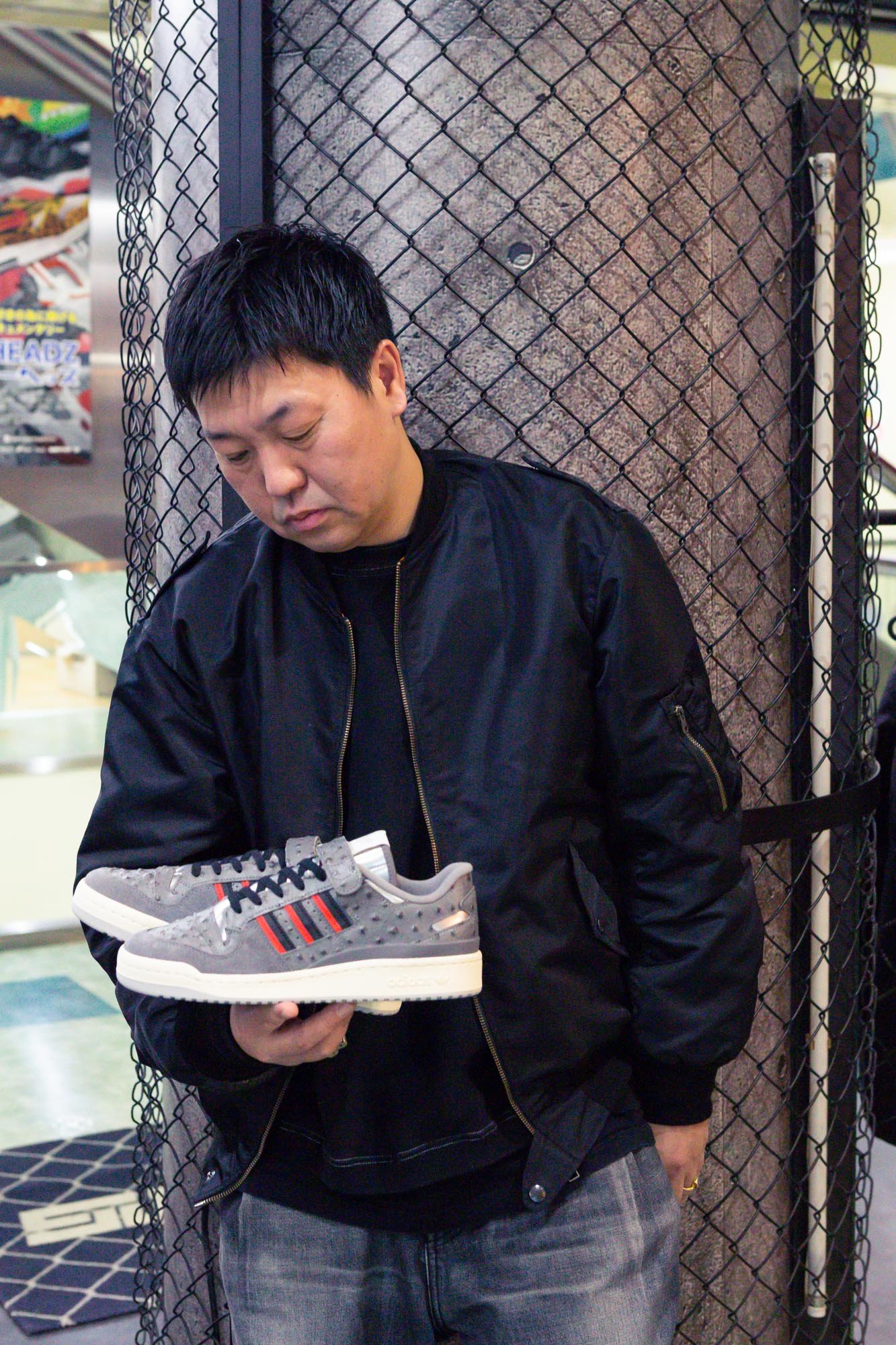 アディダスとミタスニーカーズのコラボモデルを持つ国井栄之