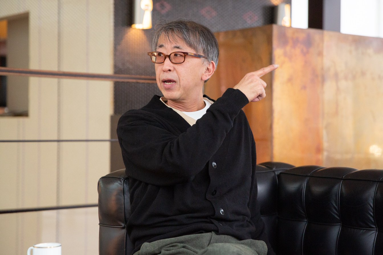当時の街のイメージを手振りで再現しながら話す山本氏