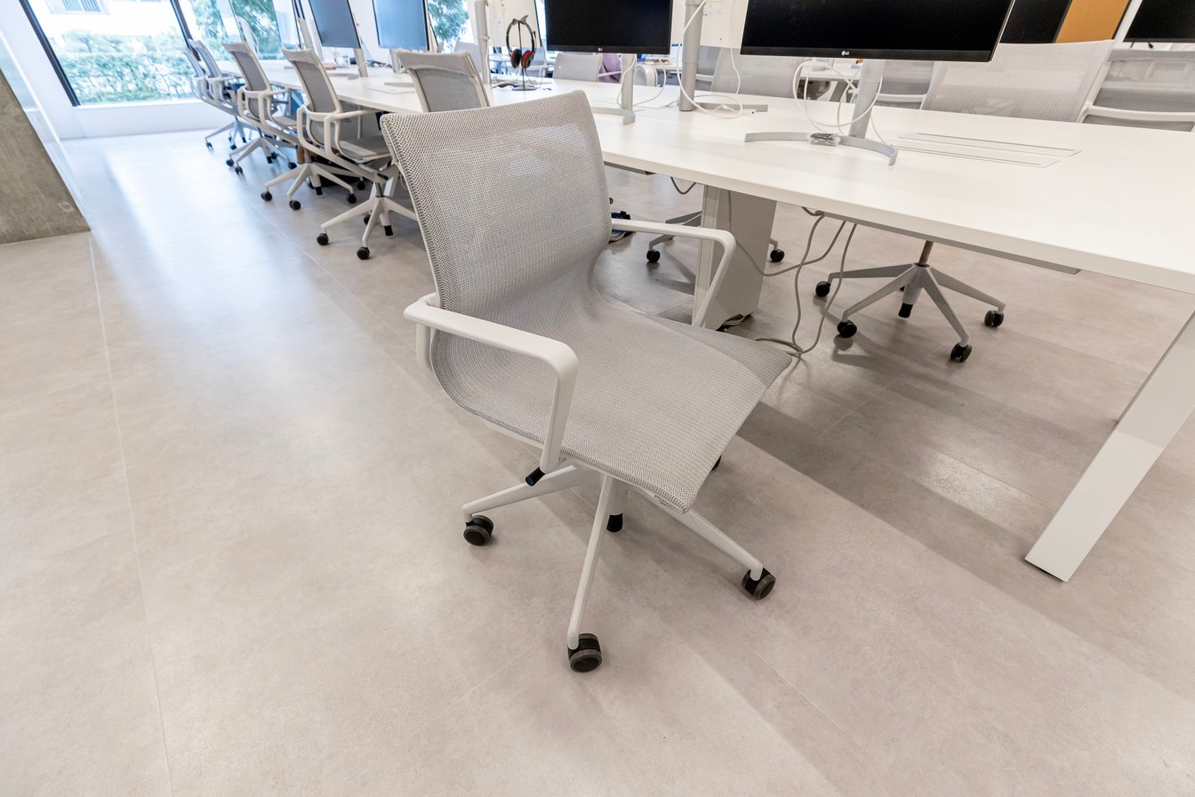 オン・ジャパン執務スペースで使用されているヴィトラのフィジックス