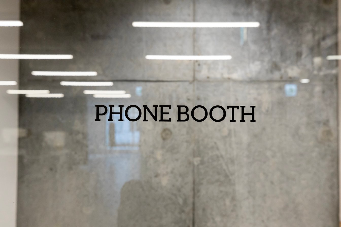 ガラス扉に「PHONE BOOTH」の文字