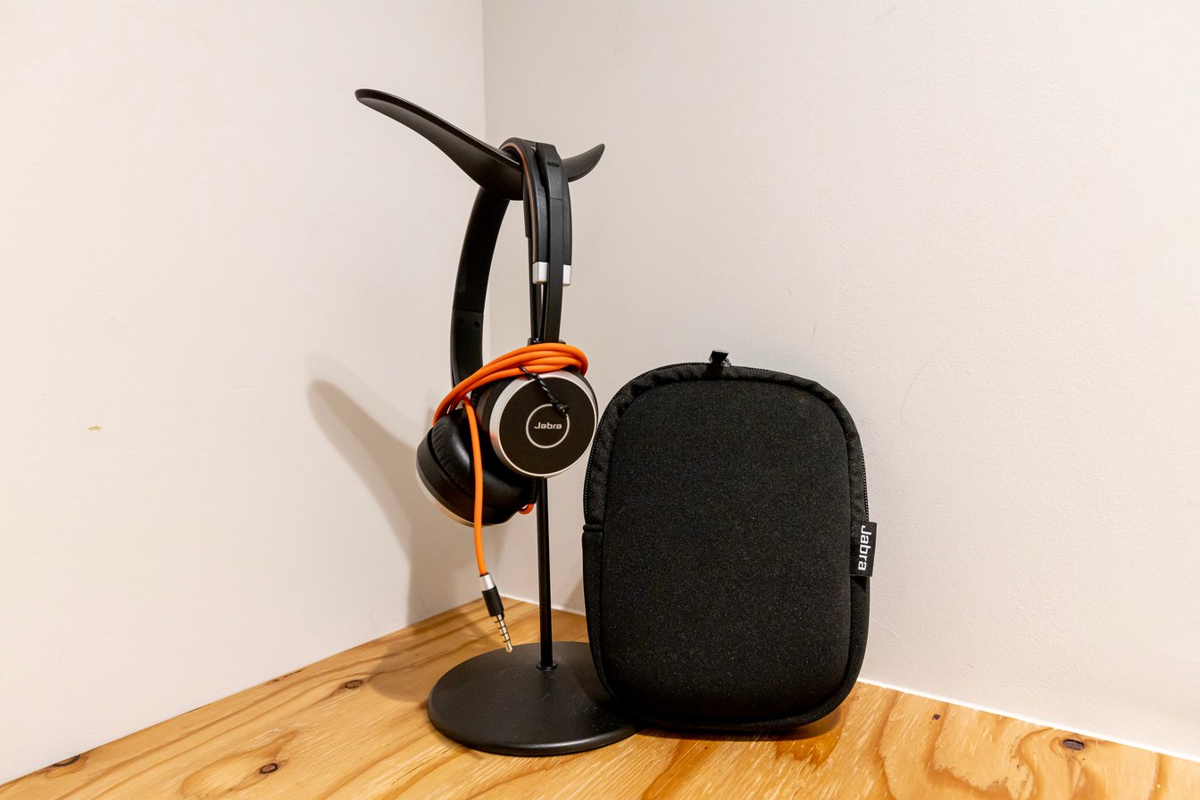 テーブルに置かれたジャブラのヘッドホン