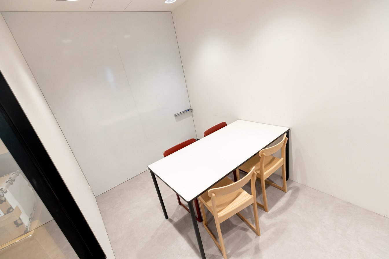 4つの椅子とテーブルが置かれたミーティングルームの内部