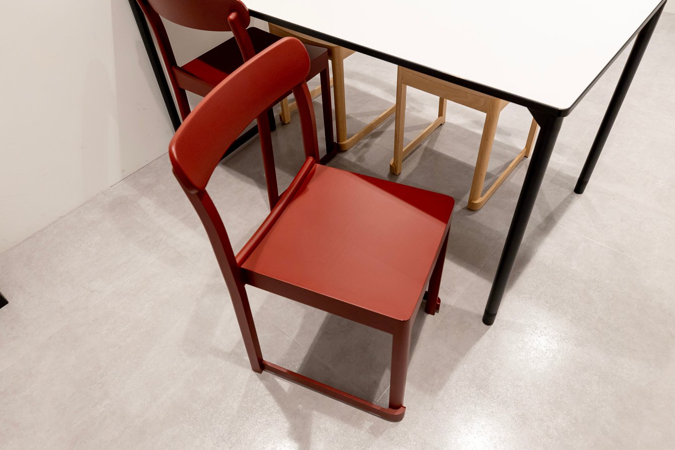 マルーンカラーのアトリエ チェア