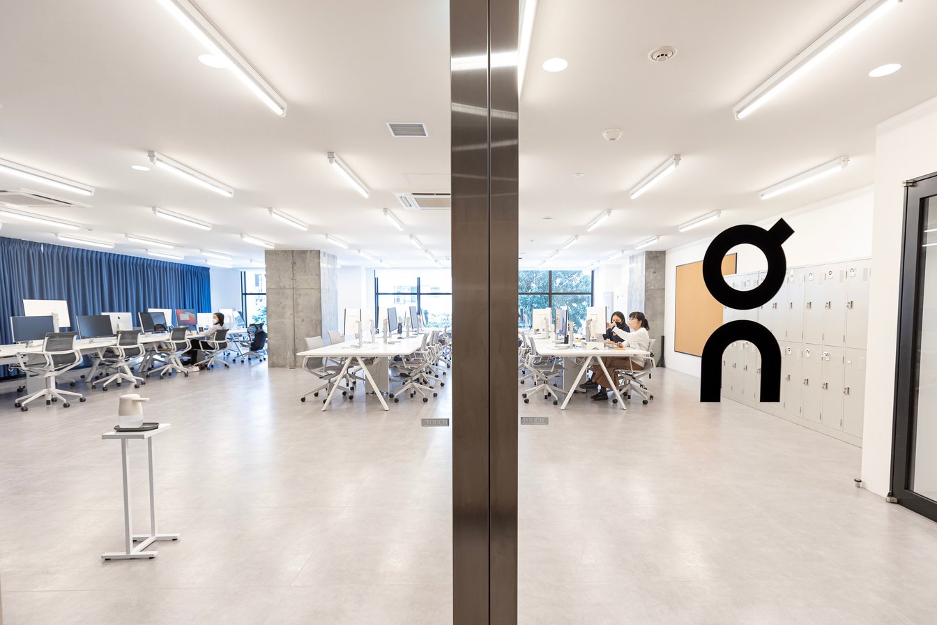 ガラス扉から見たオン・ジャパンの内部