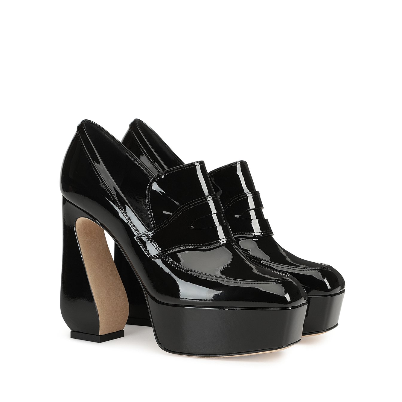 ブラックのハイヒールローファー