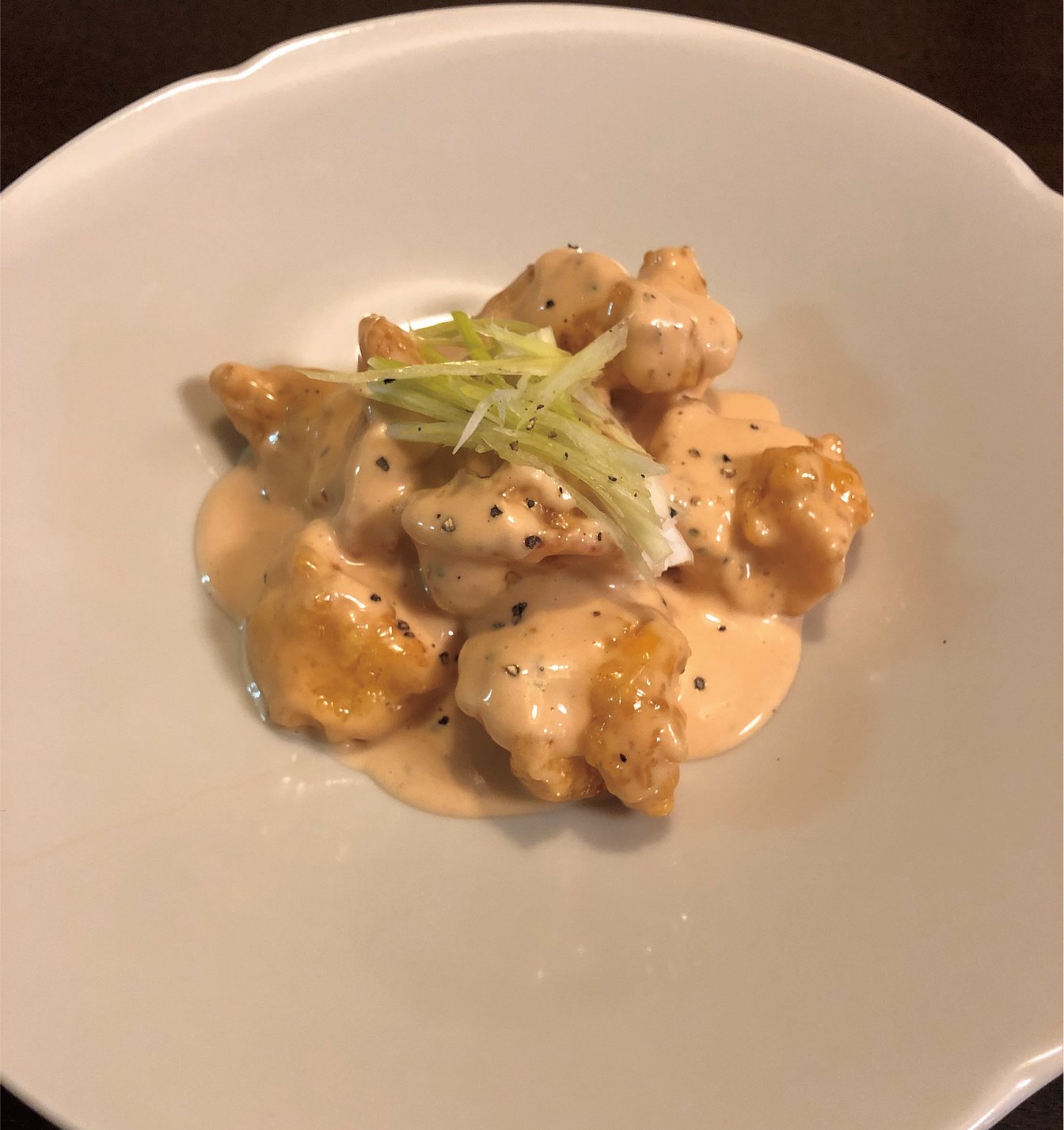 白いお皿に盛り付けられた料理