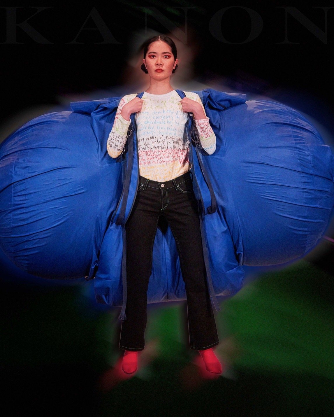 青い大きなリュックを背負った女性