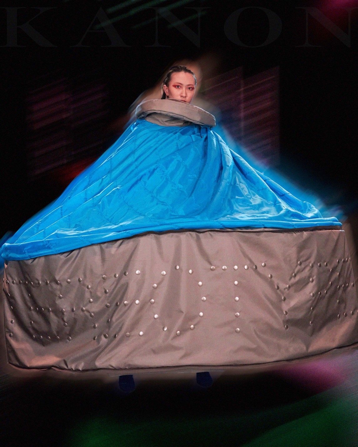 テントのようなワンピースを纏った女性