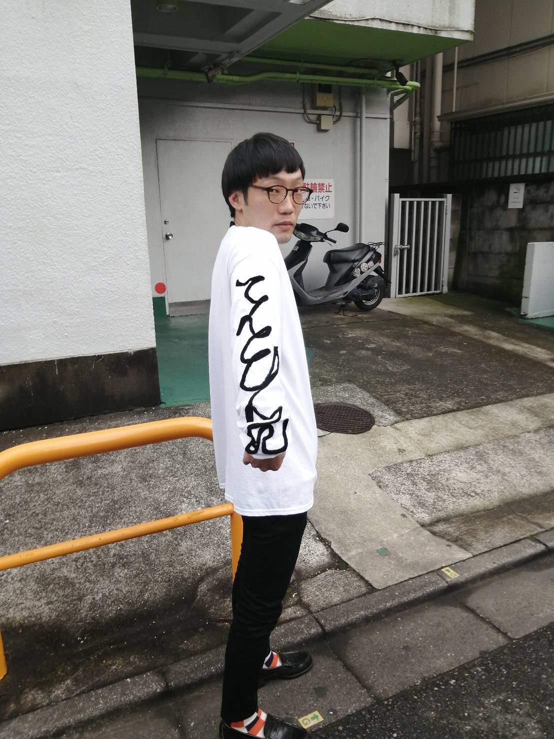 途中でやめるがデザインした男性ブランコの単独ライブツアーのグッズロングTシャツ