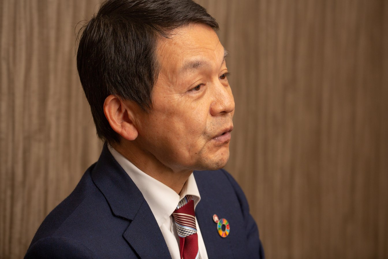 インタビューに応じる近藤社長の横顔
