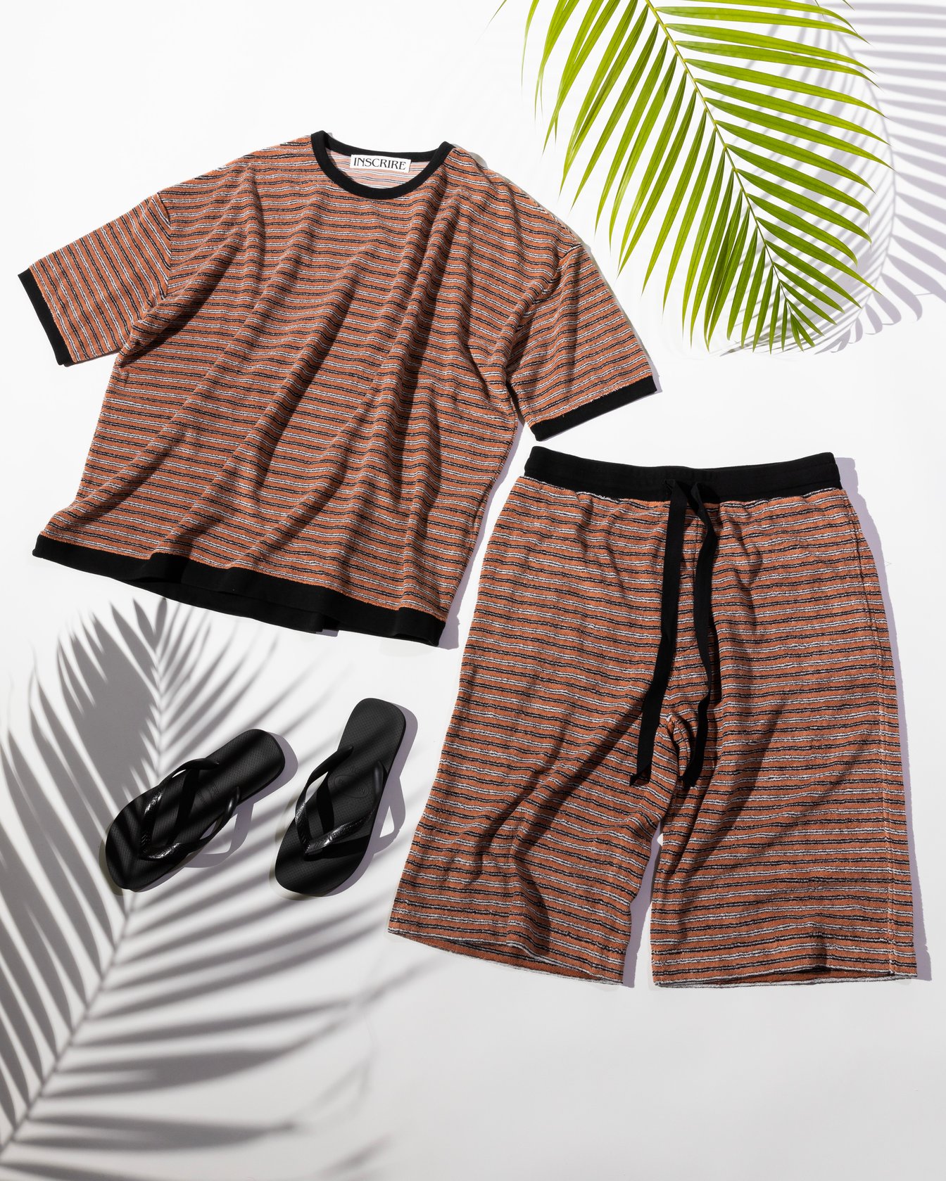 パイル地のTシャツとショートパンツ