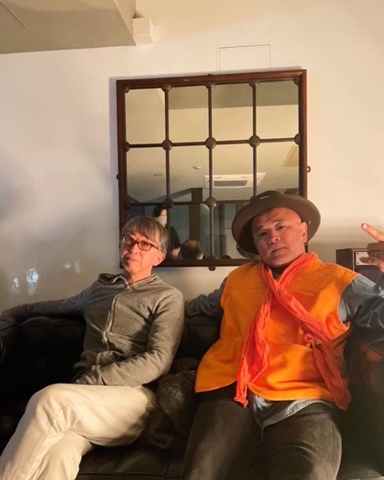 ソファに並んで座る山本宇一と熊谷隆志