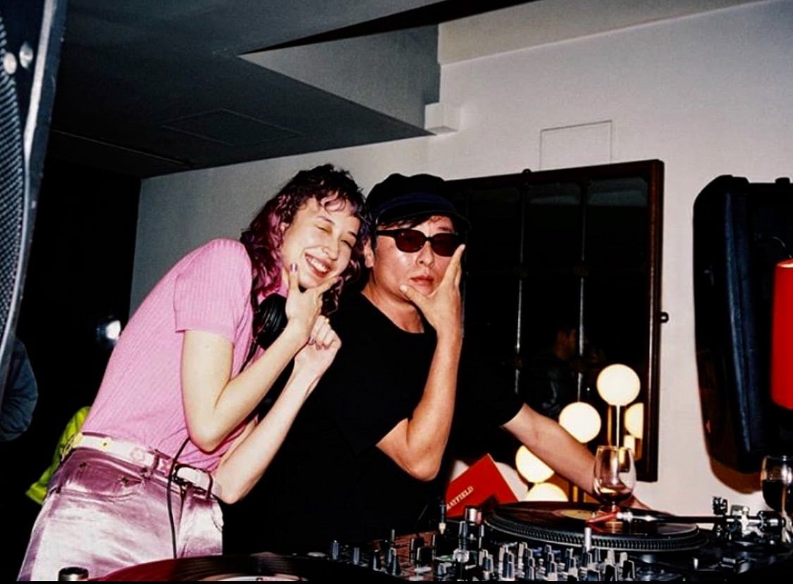 笑顔の水原佑果とTOWA TEIの2ショット