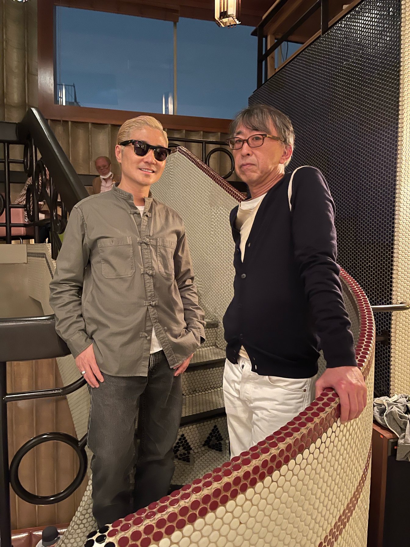 螺旋階段で山本宇一と2ショット