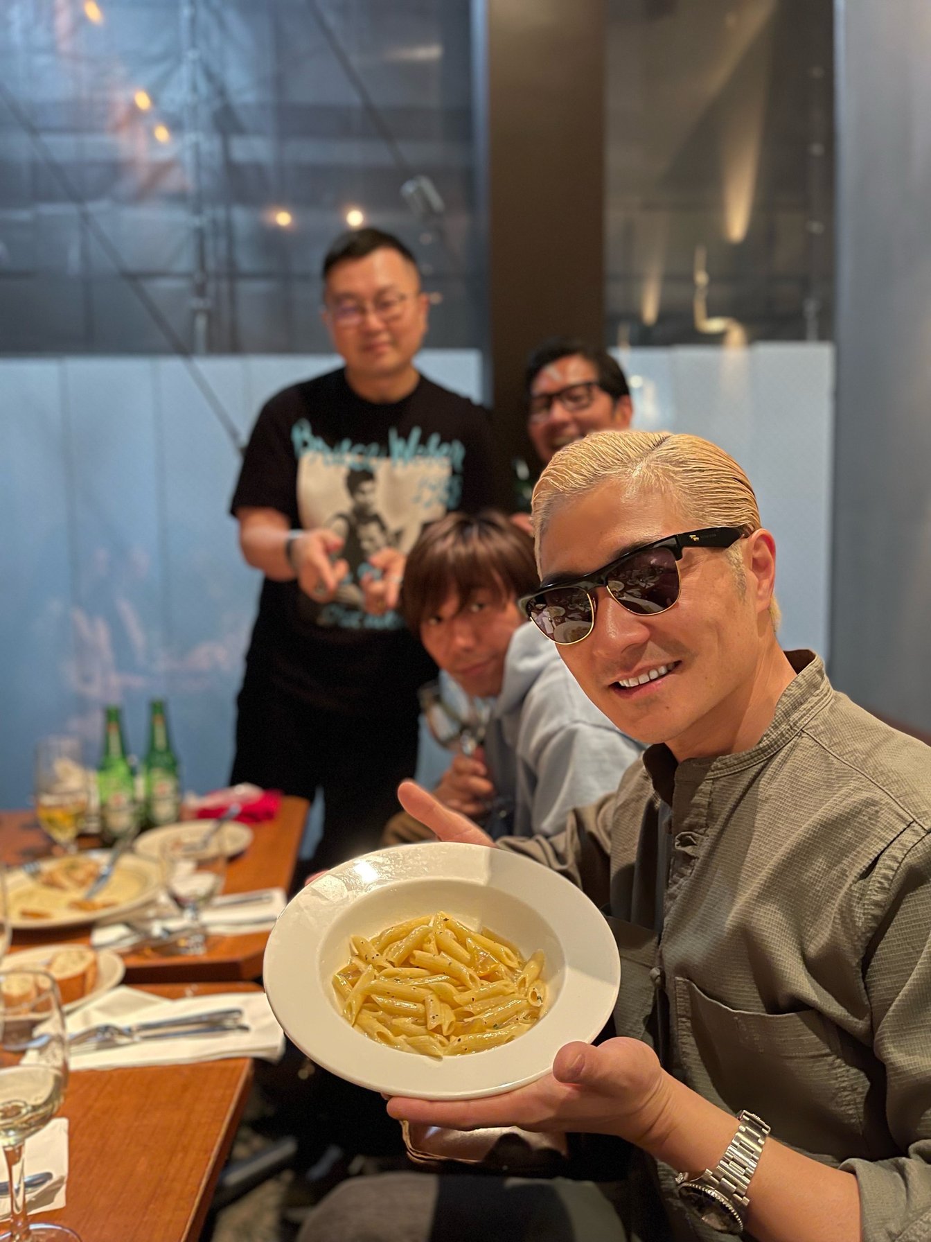 ゴルゴンゾーラペンネを片手にポーズをとるVERBAL