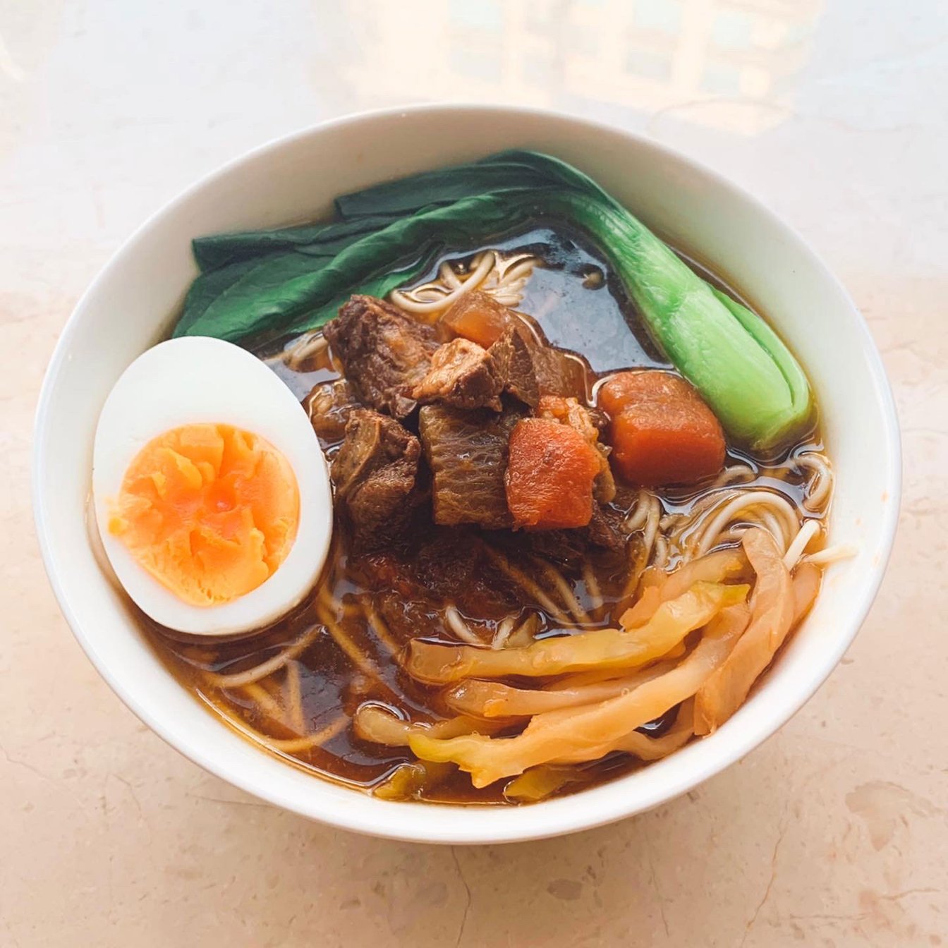 卵乗せの紅肉牛肉麺