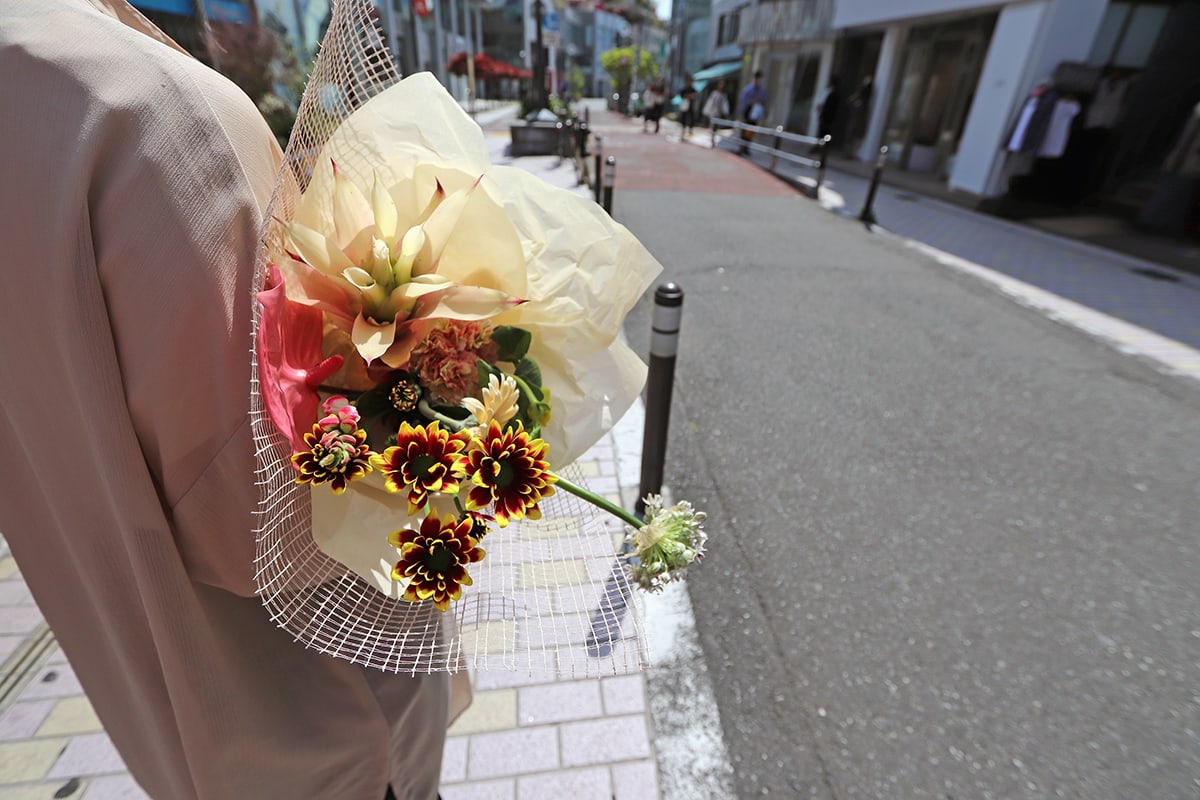 花を持つ女性