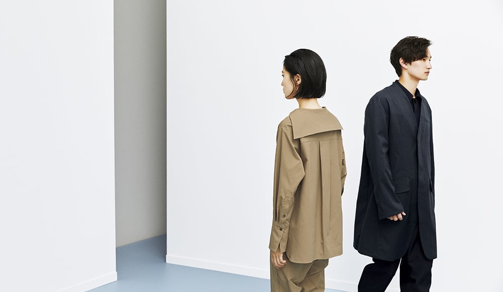 カーキの服を着た女性モデルと黒の服を着た男性モデル