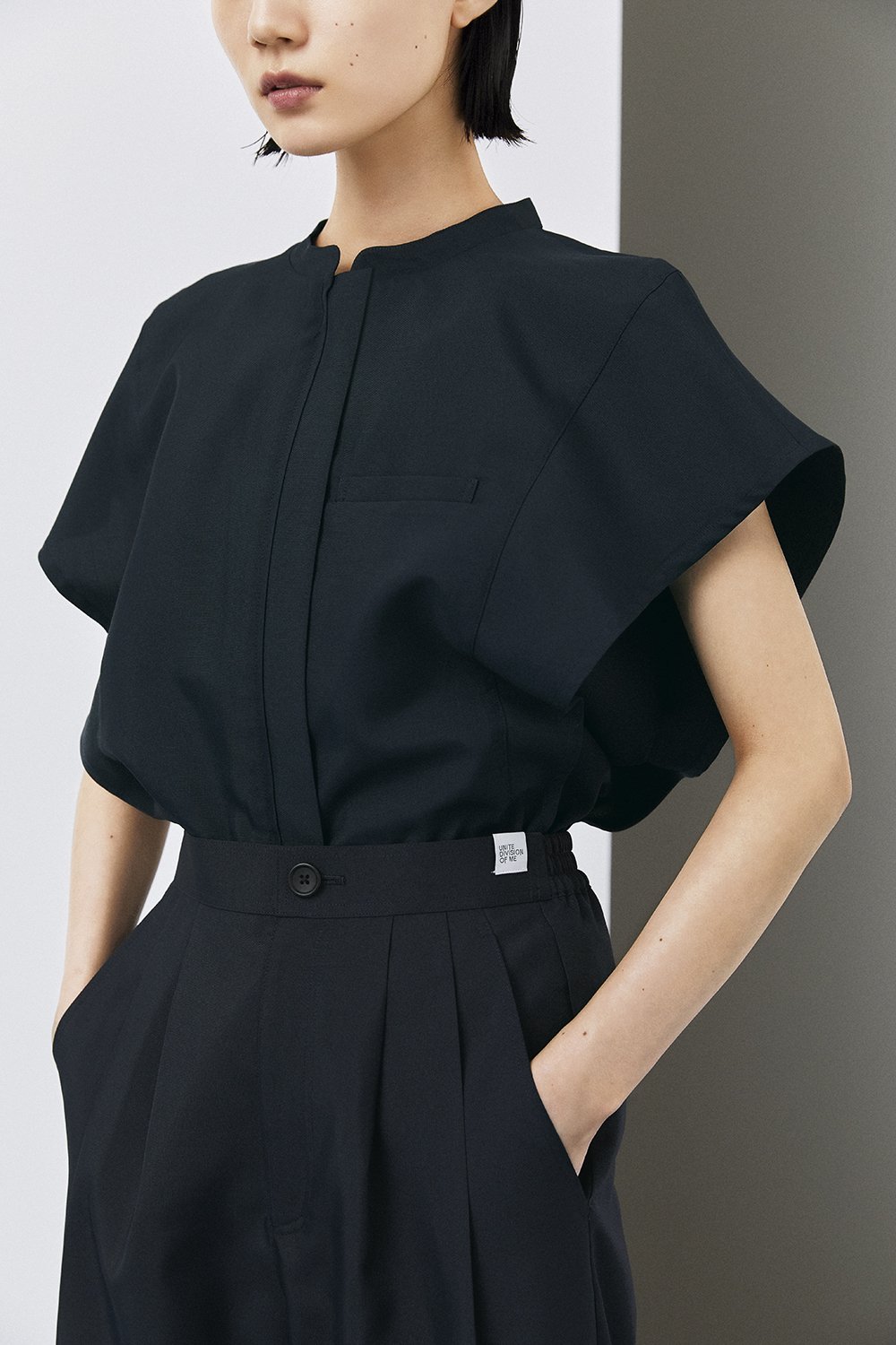 ネイビーの洋服を纏った女性モデル