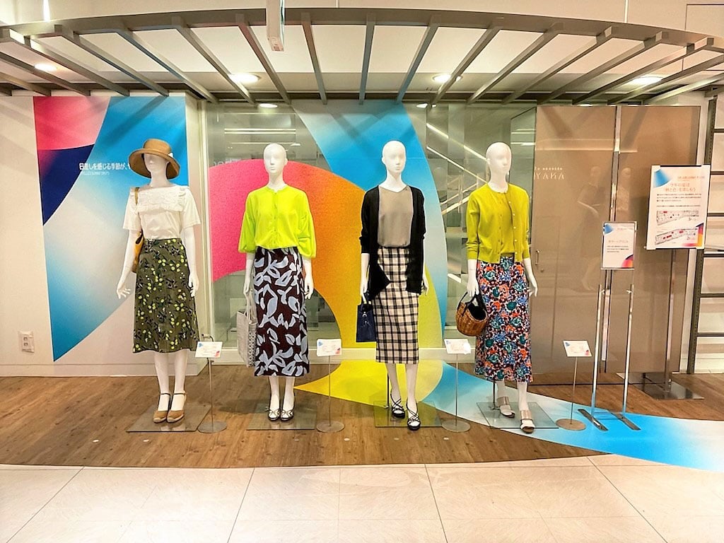 マネキン4体が並ぶ婦人服売り場