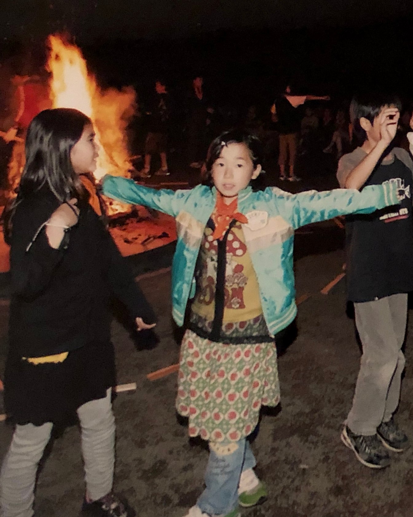 カラフルな服を着用した女の子