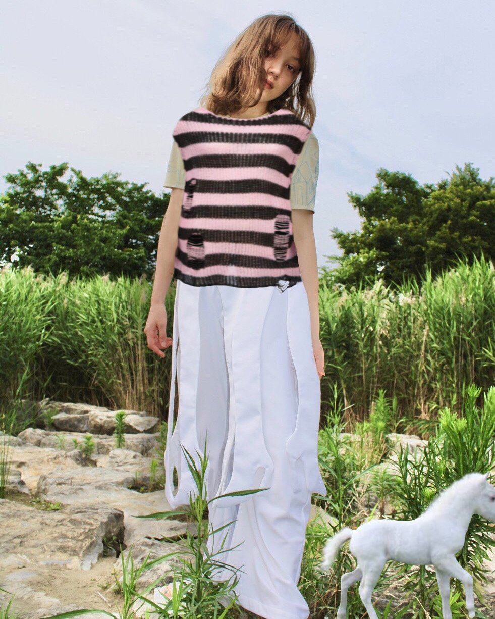 ボーダーのTシャツを着用した女性