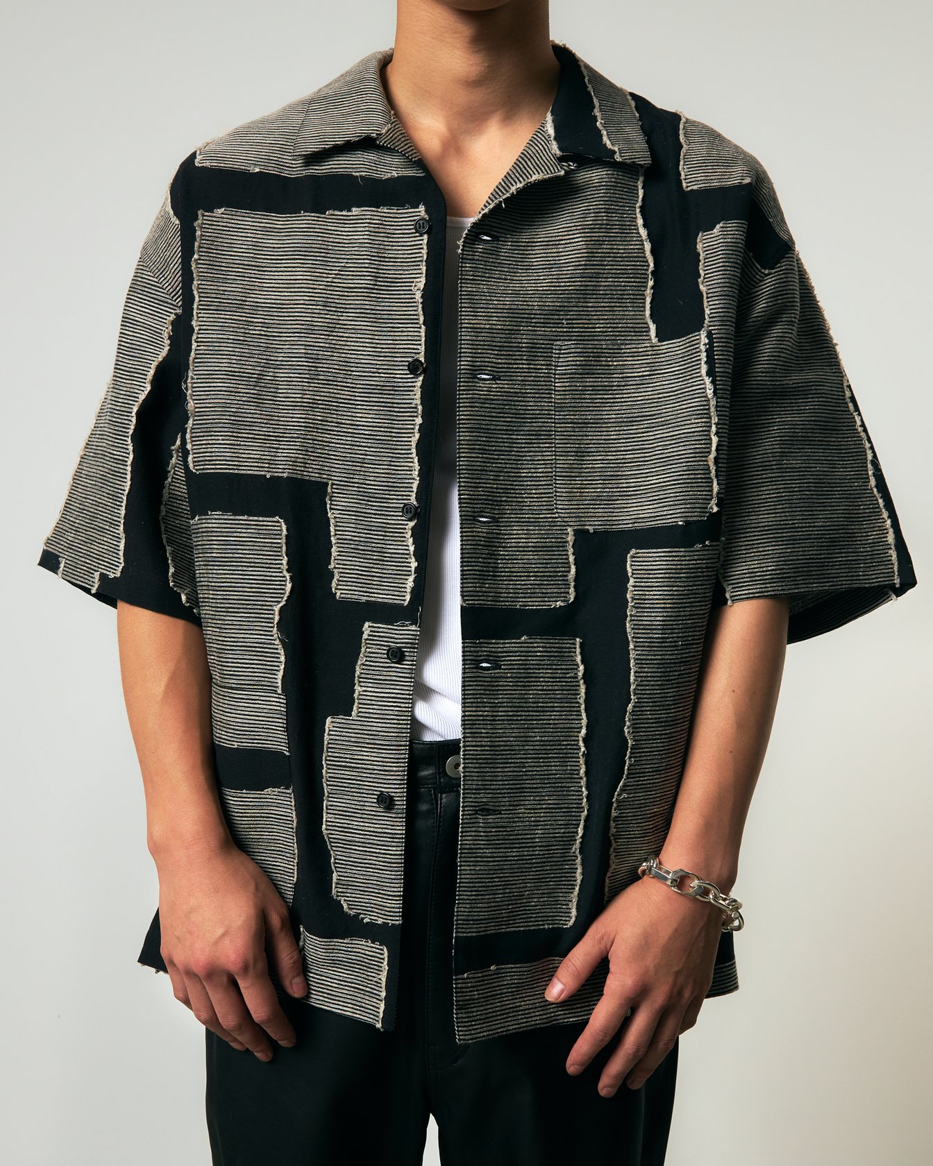ブラックとホワイトを基調としたジャカードシャツ