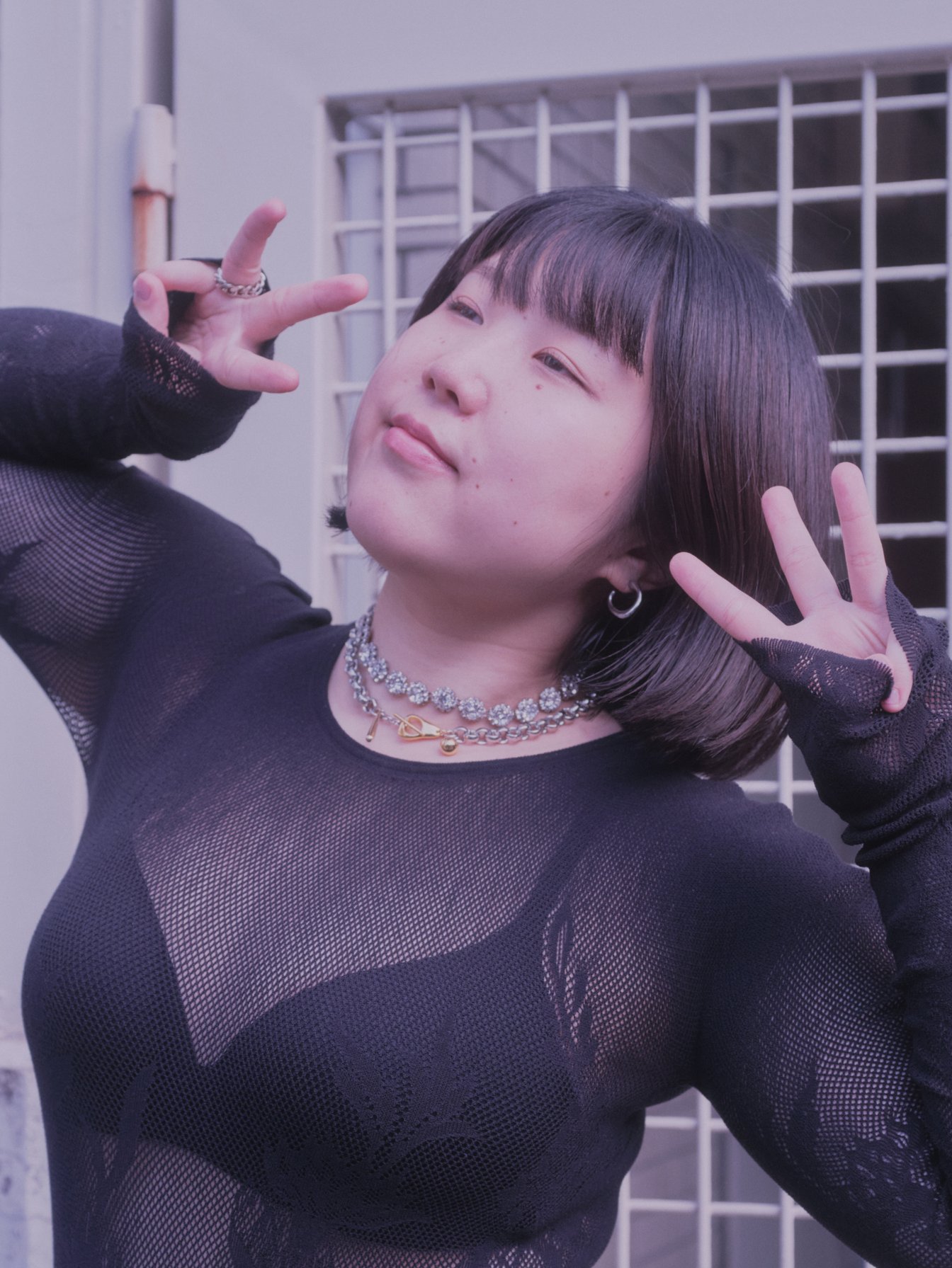 シースルーのトップスを着用した女性