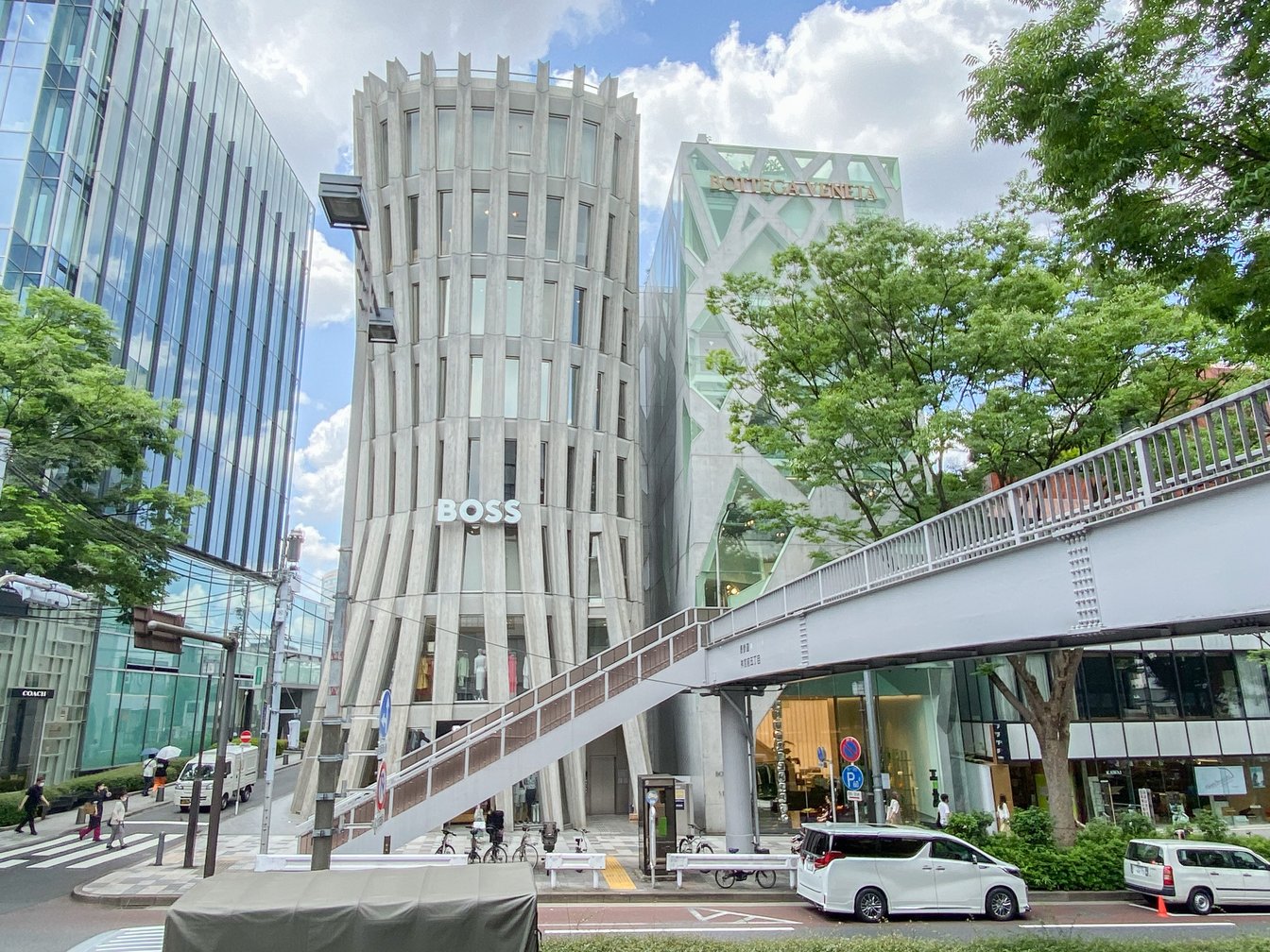 BOSS店舗に隣接するボッテガ・ヴェネタの店舗