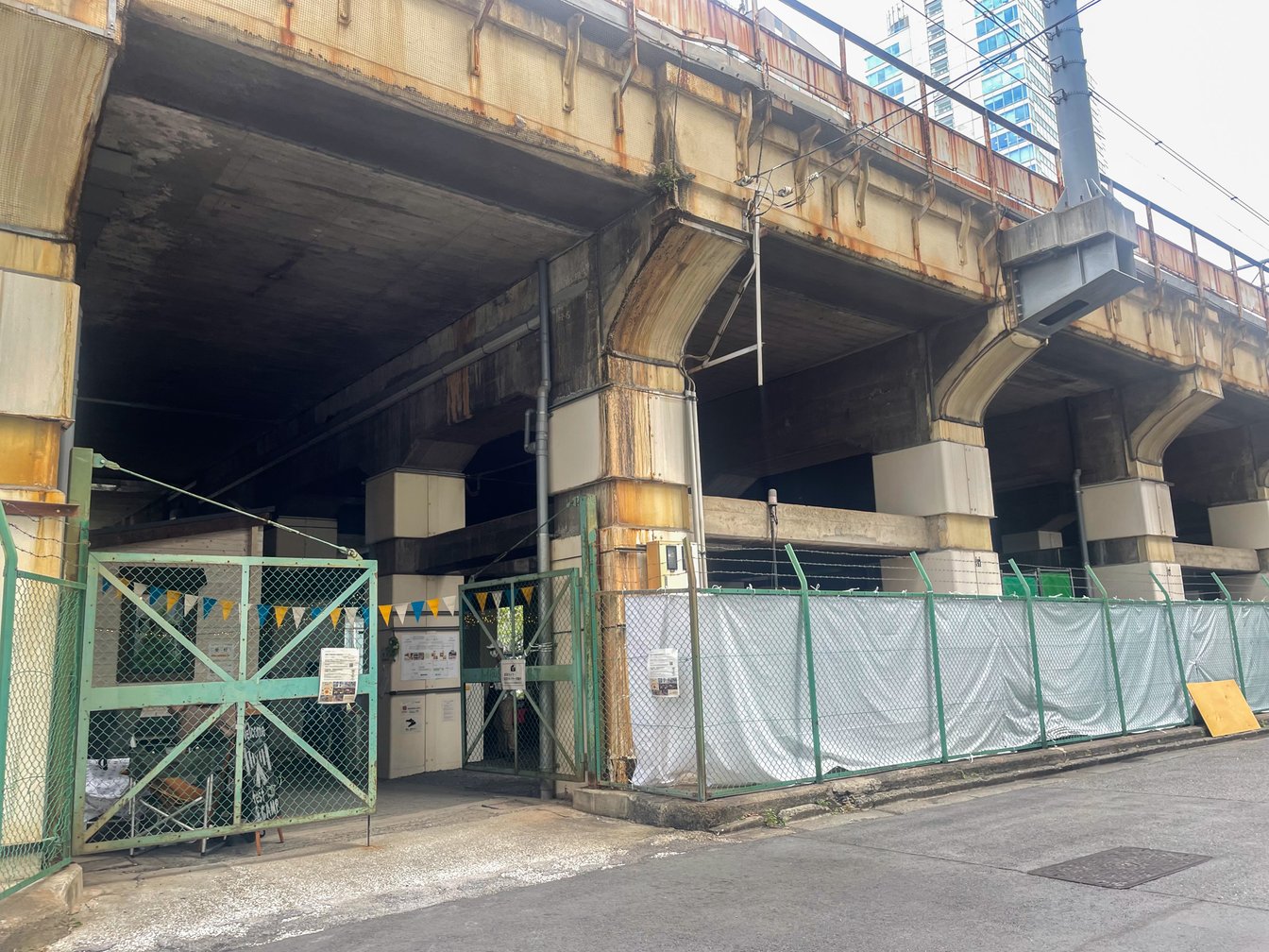 高架下のキャンプ練習場入り口