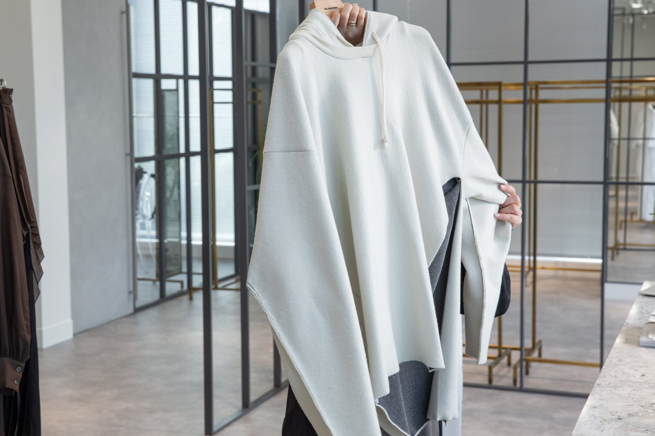 ハンガーを持つ女性の手