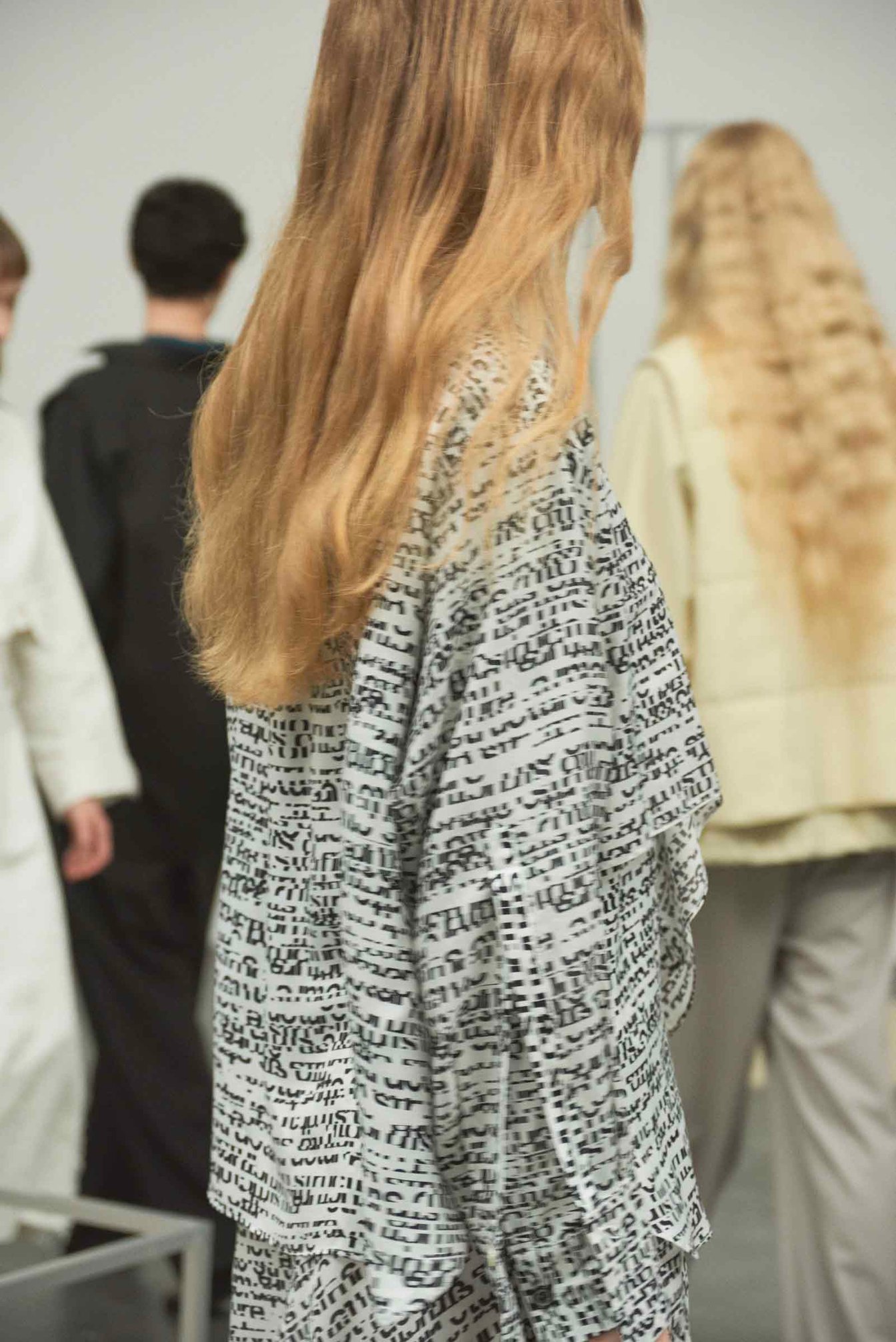 後ろを振り向く女性