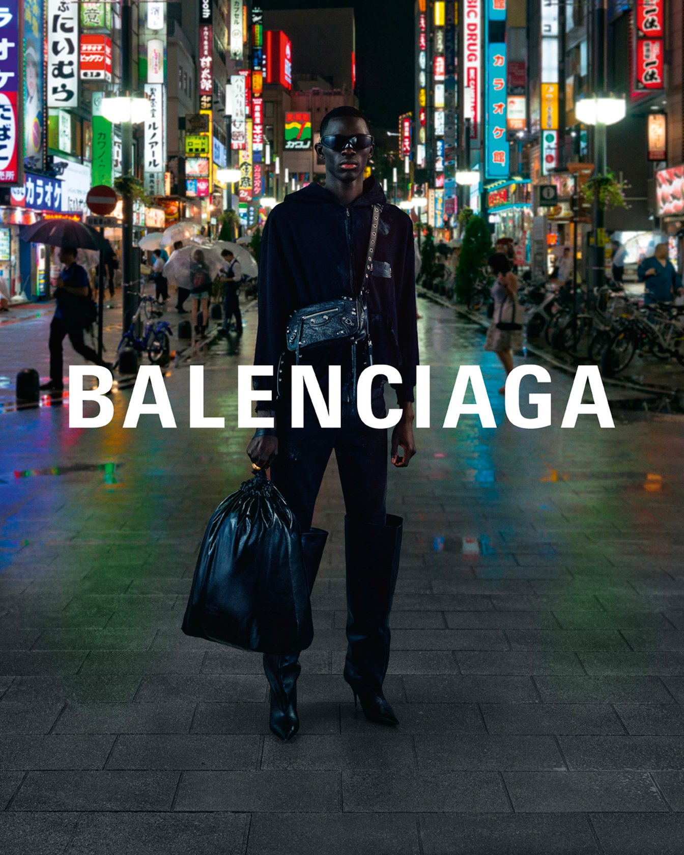 歌舞伎町で撮影された「バレンシアガ」2022年冬のキャンペーンヴィジュアル