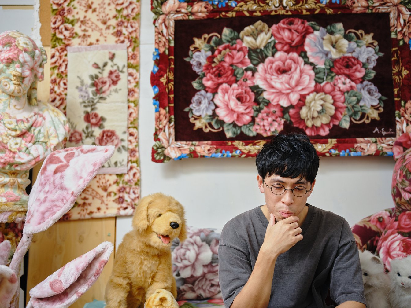 メガネをかけた男性と犬