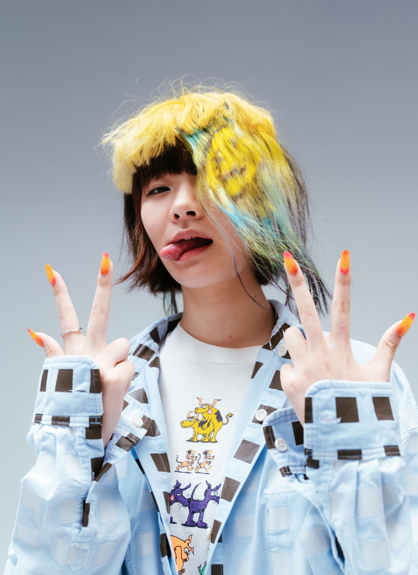 黄色いウィッグをつけた女性