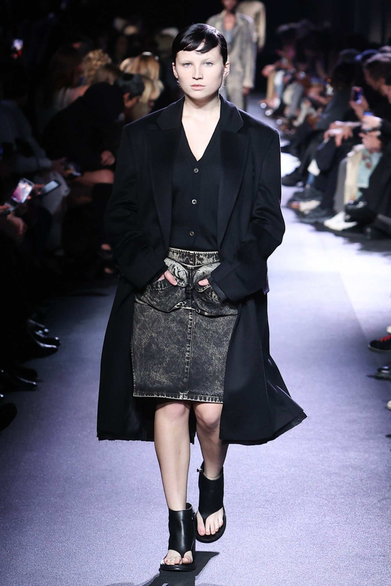 【23SS☆極美品】MIU MIU ランウェイ カーゴポケット ミニワンピース シーズンを超えて進化する「ミュウミュウ」のガーリースタイル