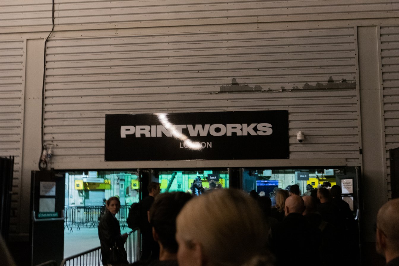 プリントワークスの入り口。エントリーには行列ができた。