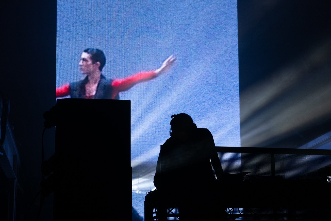 DJのClara3000。その背後のスクリーンには、ラフが衣装を手がけたニューヨーク・シティ・バレエの演目「SOLO」の映像が流れていた。