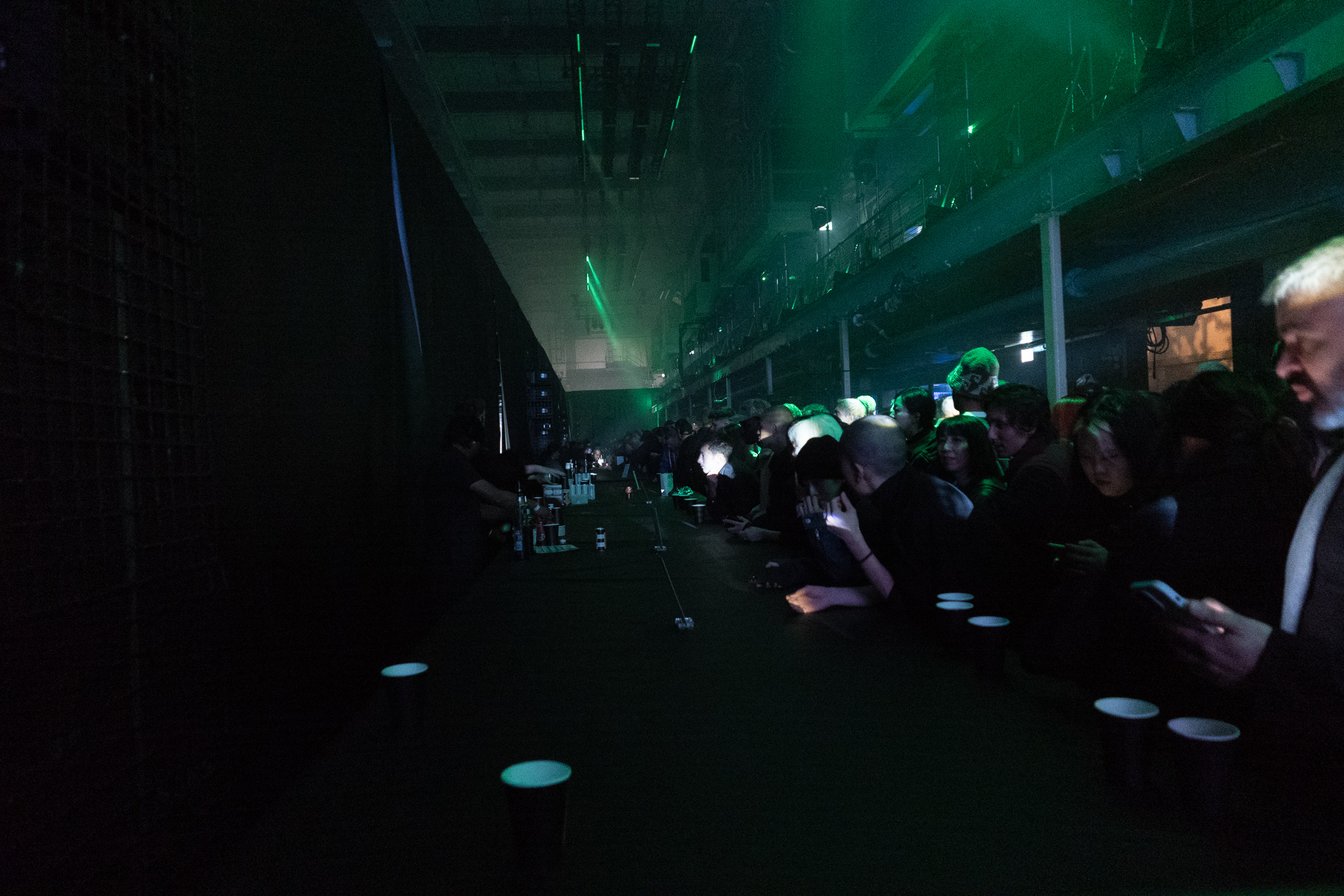 賑わうバーカウンターはランウェイへと変貌を遂げる。