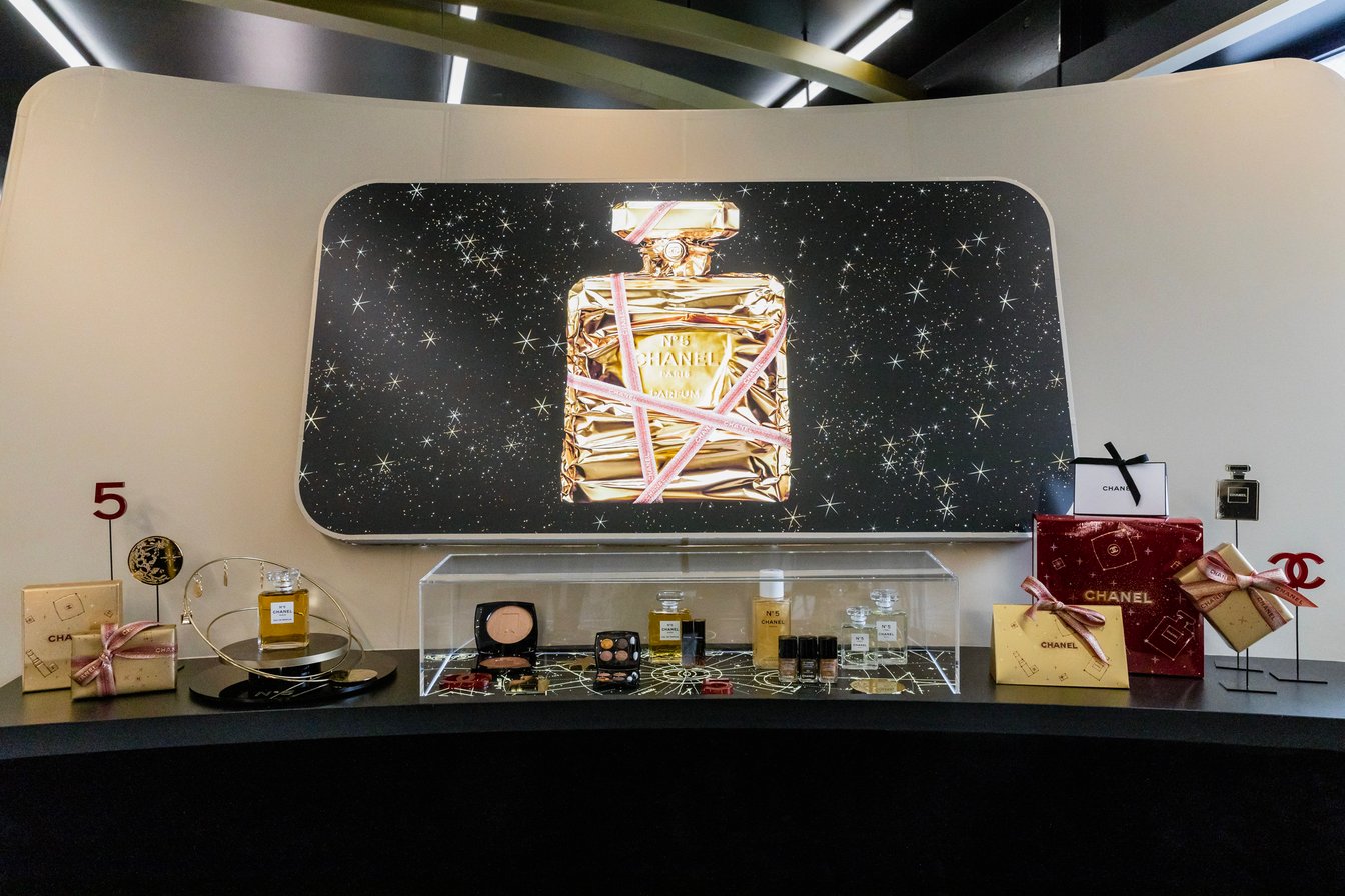シャネルのコスメが並んだイベント会場