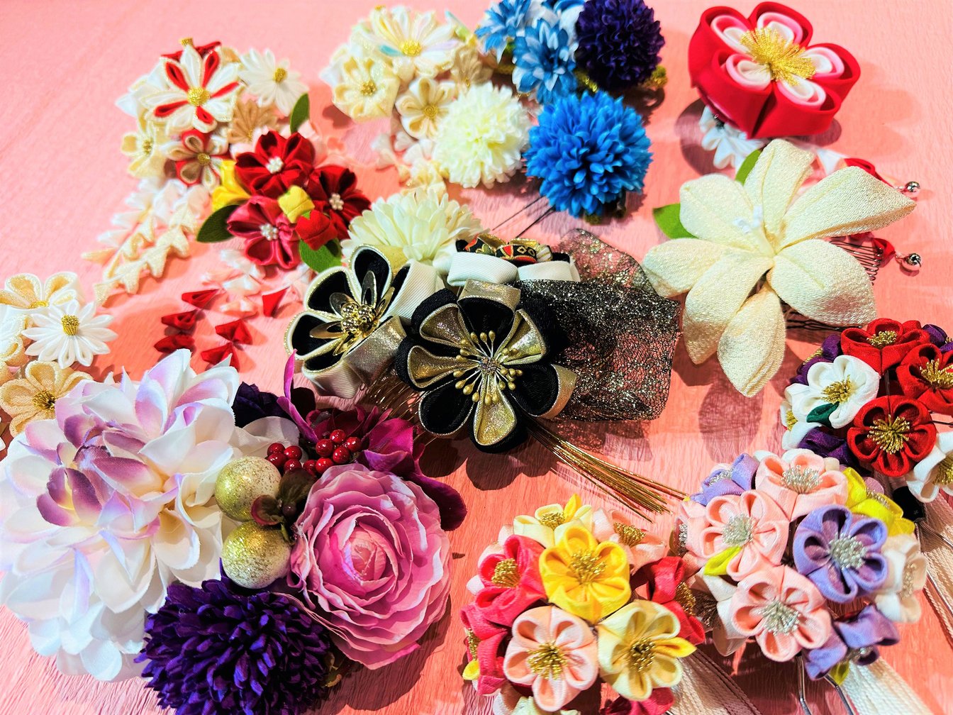 色鮮やかなさまざまなデザインの髪飾り